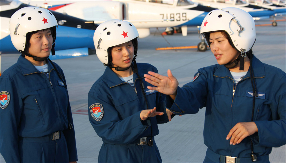 空中女飞行员梯队中队长机贠璐.新华社记王建民摄