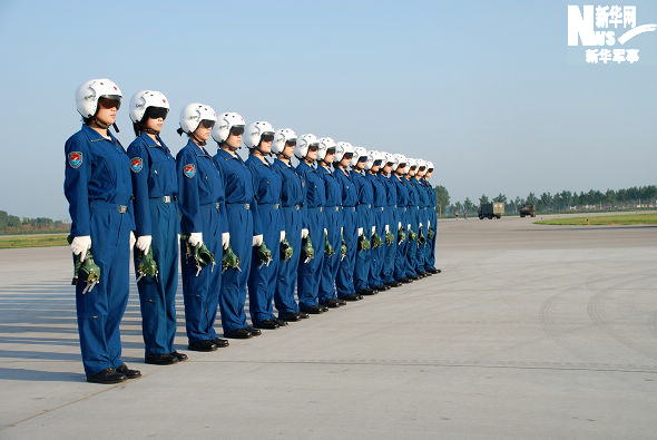 空中女飞行员梯队中队长机贠璐.新华社记王建民摄