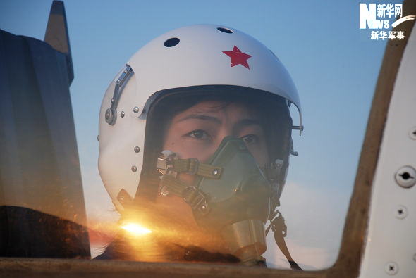 空中女飞行员梯队中队长机贠璐.新华社记王建民摄