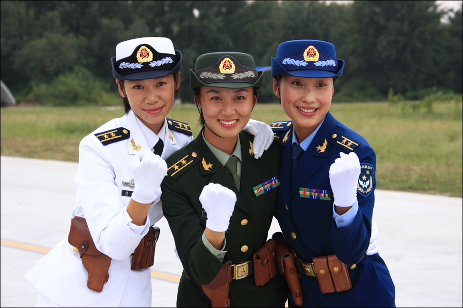 三军女兵方队三名领队充满信心9月13日摄