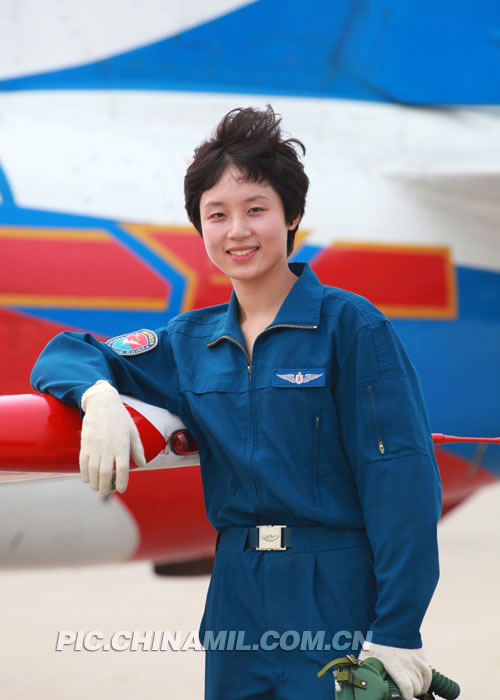 我军首批女战斗机飞行员生活照(16人)