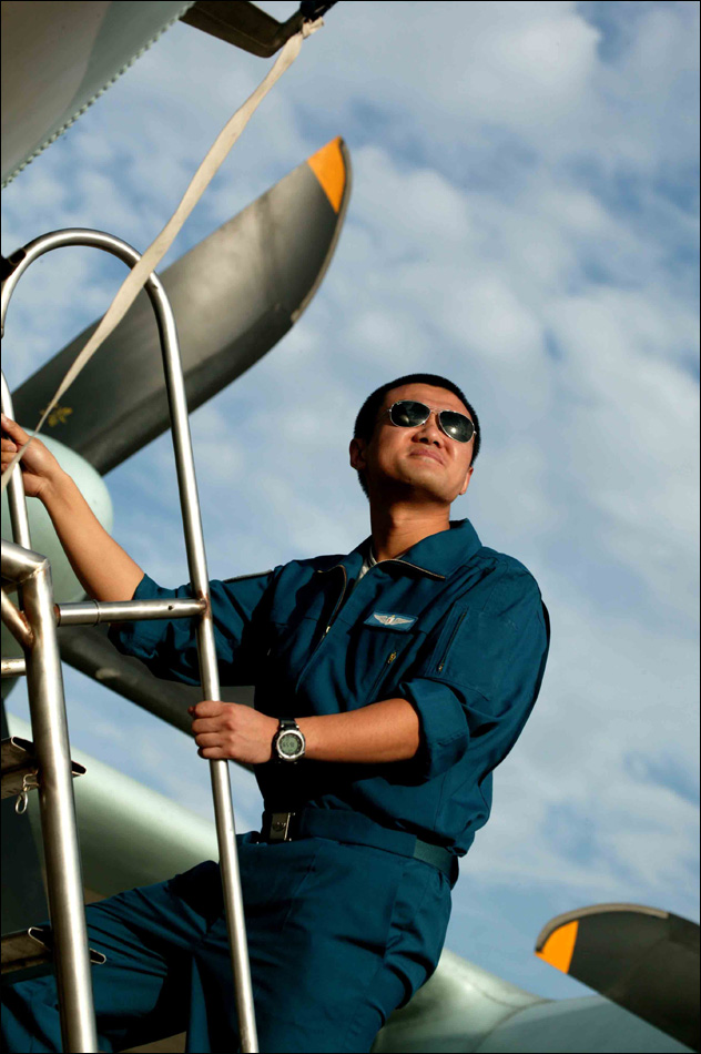 直-9梯队带队长机,总参陆航部副部长袁继昌.新华社记者王建民 摄