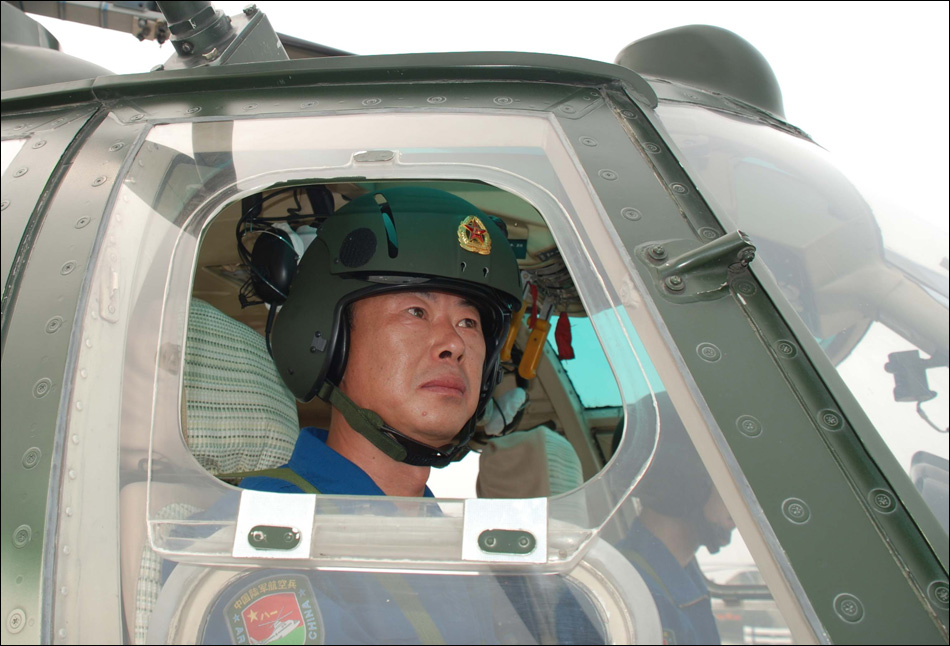 直-9梯队带队长机,总参陆航部副部长袁继昌.新华社记者王建民 摄