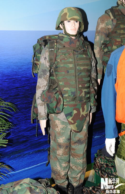 07式作战服及作战背心.新华军事记者 高航 摄