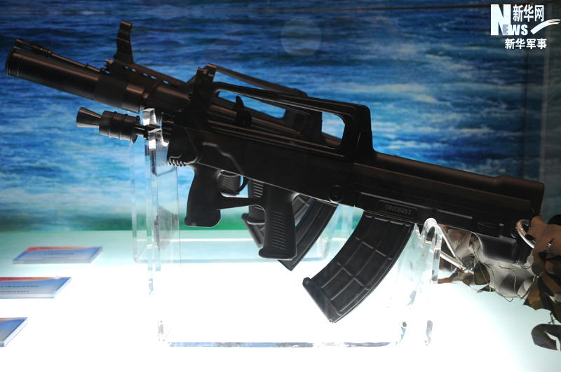 95式5.8mm短突击步枪。新华军事记者 高航 摄_新浪图集_新浪网