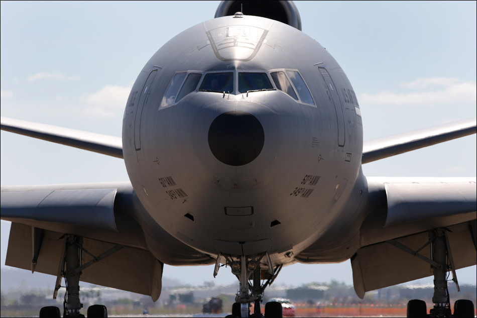 随同的kc-10a加油机