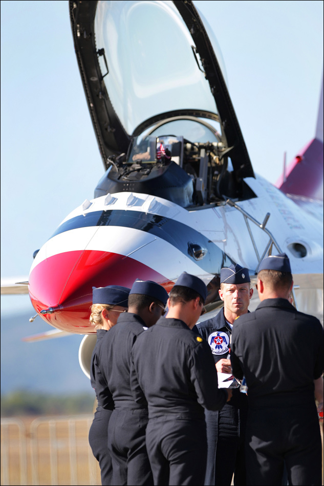 美国空军最强部队雷鸟特技表演队杀到澳大利亚[22p]