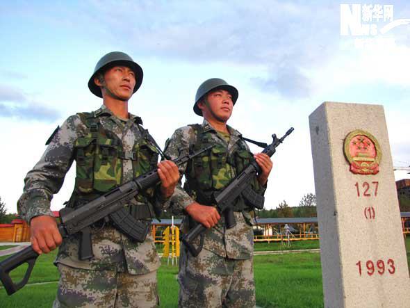军人持03式新型步枪守护界碑