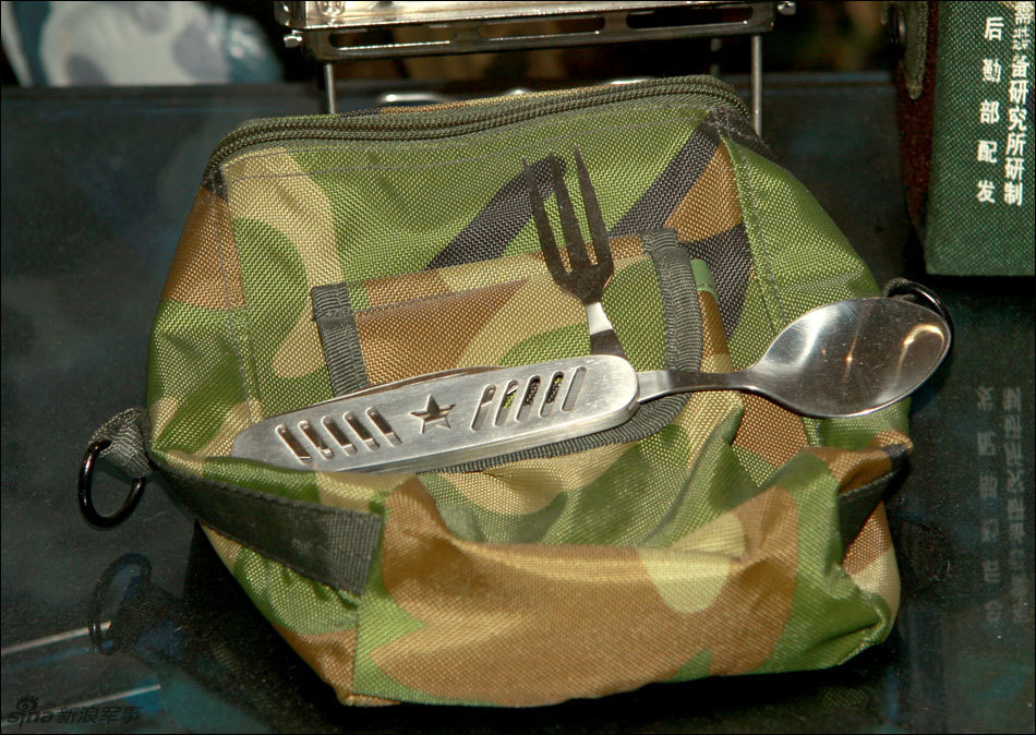 公开展示最新型单兵自热食品与净水器[10p]