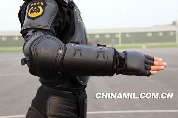 近拍受阅武警雪豹突击队专用新型防暴服_高清图集_新浪网