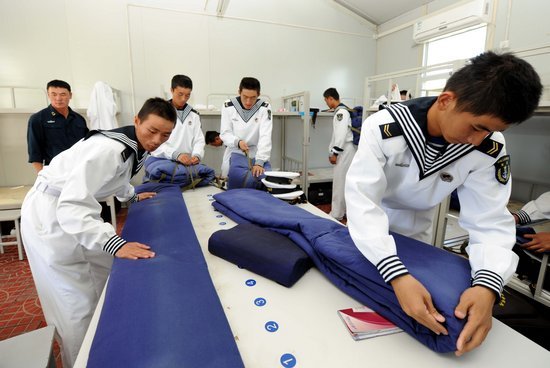 海军水兵在寝室打背包准备出发