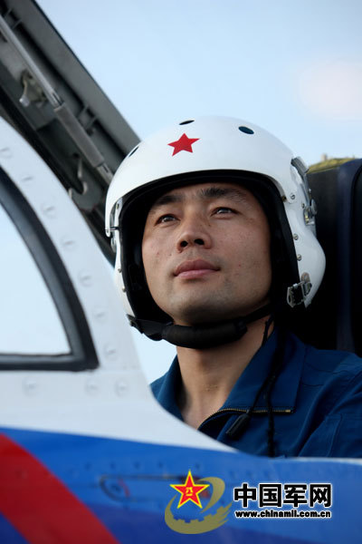 梯队长机八一飞行表演队队长:楼国强(本网记者 乔天富 摄)