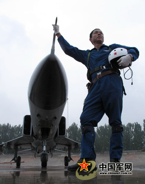 空一师师长李文俊与座机合影 乔天富 摄