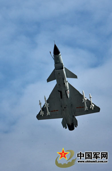 歼10挂弹受阅 乔天富 摄