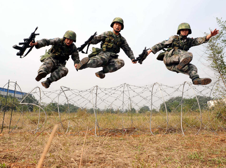 官兵进行跨越障碍训练