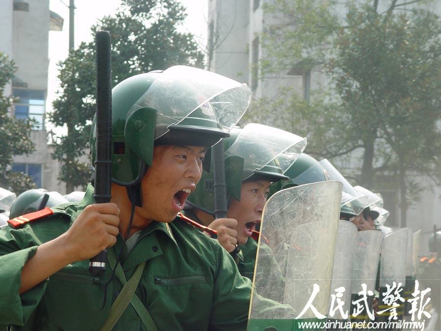 盾牌训练气势如虎图片来源人民武警报刘平摄