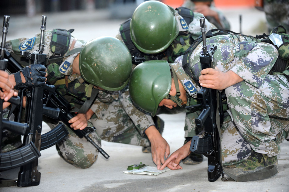 10月22日空降兵某部尖刀班在布置战术