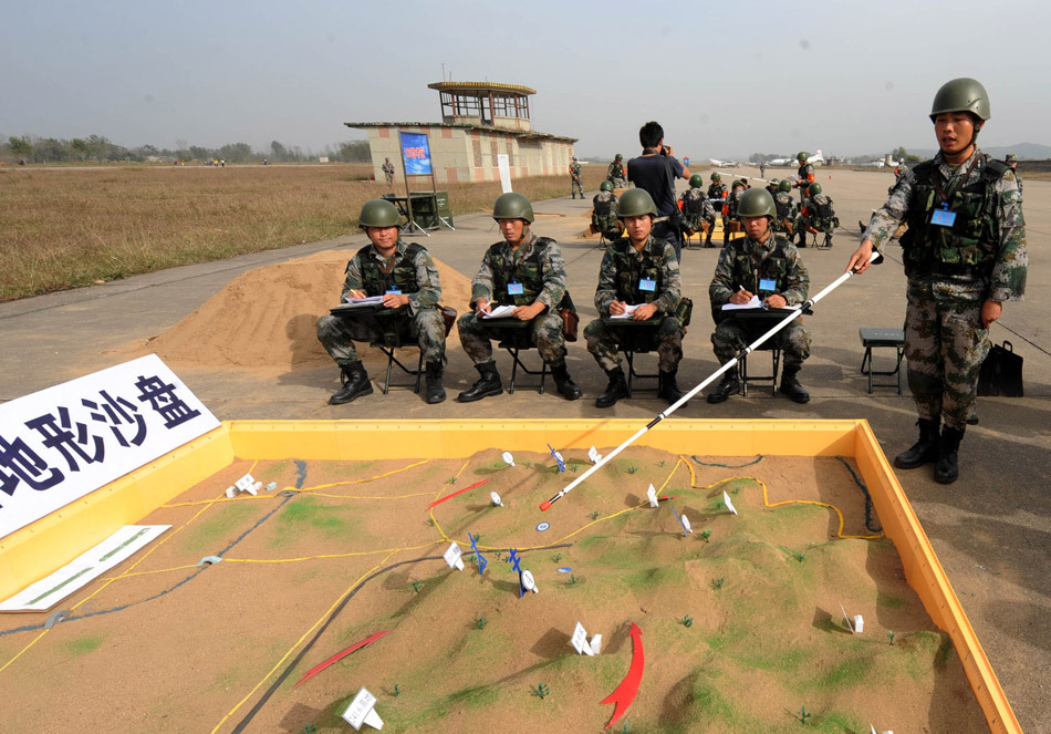 空降兵某部"黄继光英雄连"连长孙红波在沙盘上讲解自己的作战构想