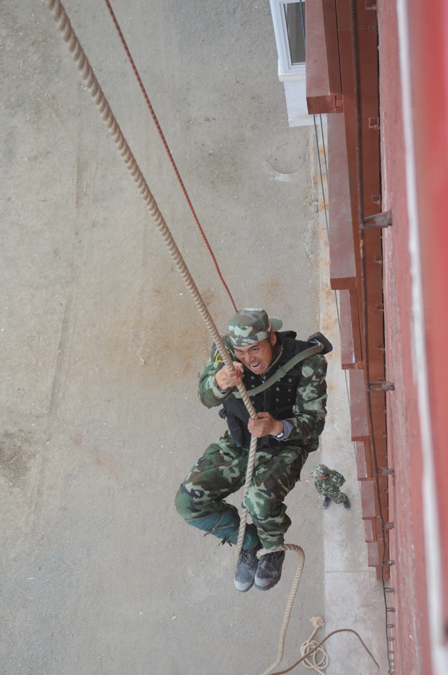 "老虎突击队"队员攀楼训练