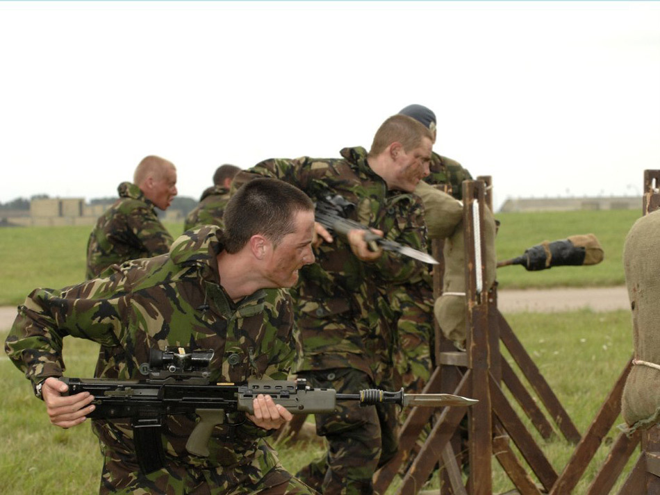 英国大兵也玩刺刀见红 练起刺杀个个很起劲_高清图集_新浪网