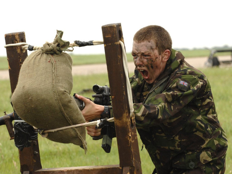 英国士兵手持l85步枪专心练刺杀
