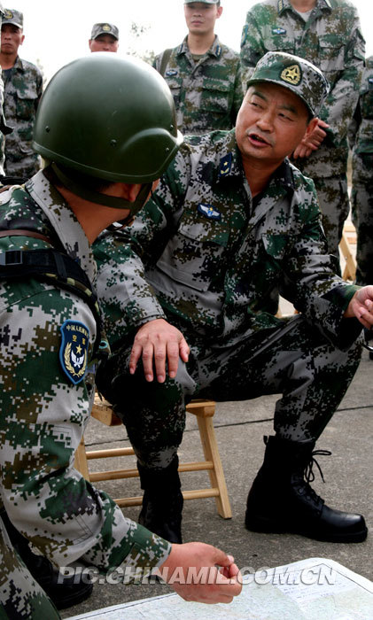 部队长姚恒斌少将现场出题中国军事图片中心发李爱明摄