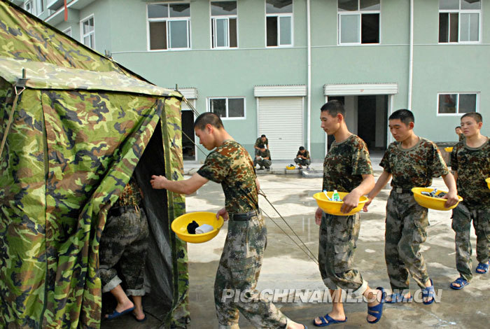 官兵们去野战洗澡车内洗澡