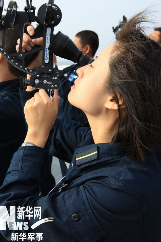 海军院校女学员学习使用六分仪进行航行测量 新华军事记者 吴登峰 摄