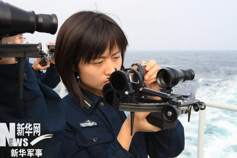 海军院校女学员学习使用六分仪进行航行测量 新华军事记者 吴登峰摄