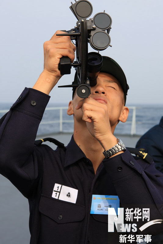 日本军校学员学习使用六分仪进行航海测量 新华军事记者 吴登峰 摄