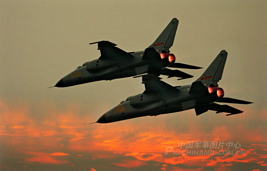 南京军区空军航空兵某团正在进行跨昼夜飞行训练. 特约记者 贲道春 摄