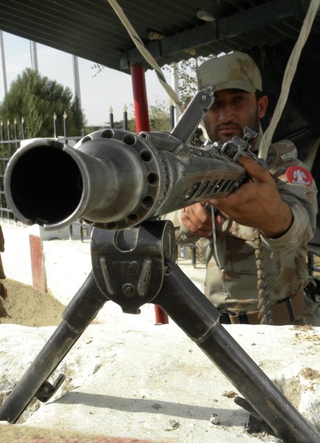 巴基斯坦准军事部队机枪手在警戒