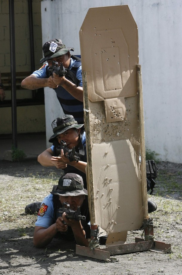 掩体后射击战术训练