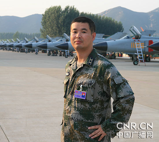 李文俊,现任空军航空兵第一师师长,空军大校,特级飞行员,飞行最高