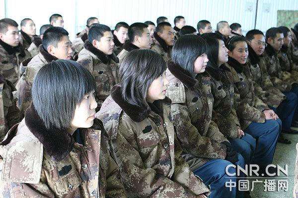 李文俊,现任空军航空兵第一师师长,空军大校,特级飞行员,飞行最高
