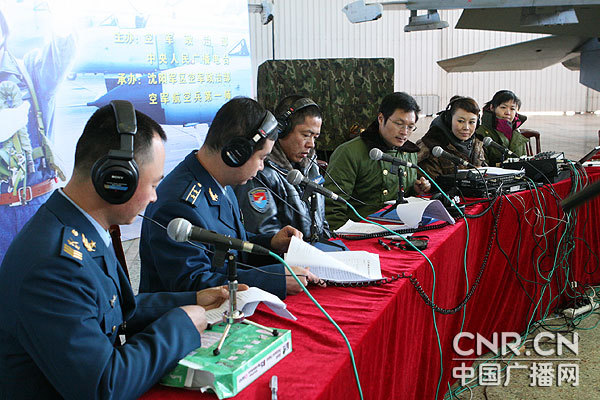 李文俊,现任空军航空兵第一师师长,空军大校,特级飞行员,飞行最高