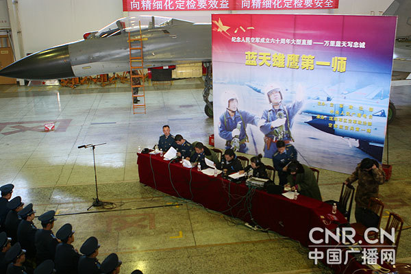 李文俊,现任空军航空兵第一师师长,空军大校,特级飞行员,飞行最高