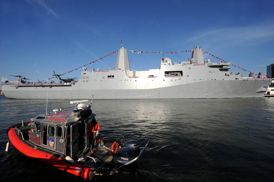 美国纽约世贸中心废墟钢材建造的纽约号军舰停靠在纽约曼哈顿86号码头