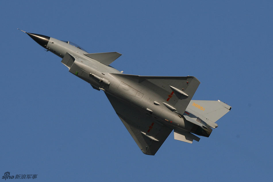 国产歼10战机表演单机横滚