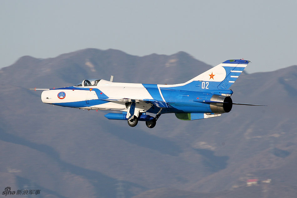 八一飞行表演队歼7gb战机超地空通场