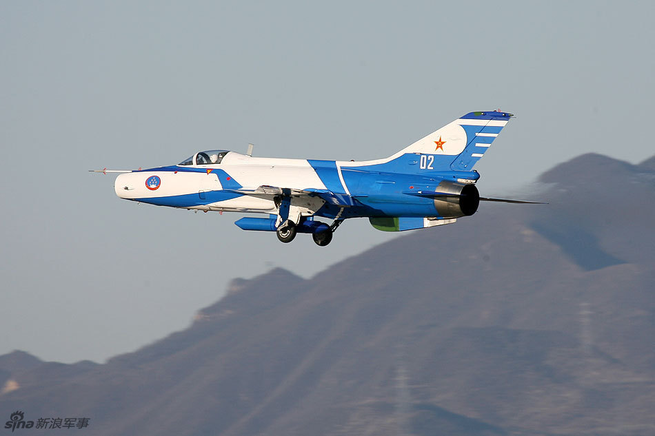 八一飞行表演队歼7gb战机超地空通场