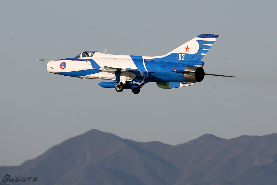 八一飞行表演队歼7gb战机超地空通场