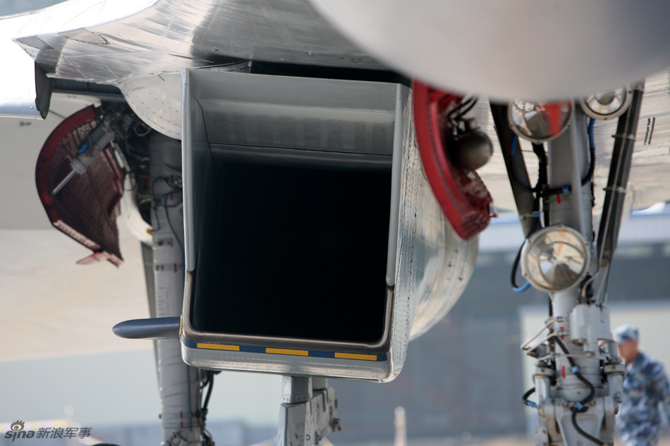 歼11战机右进气道特写