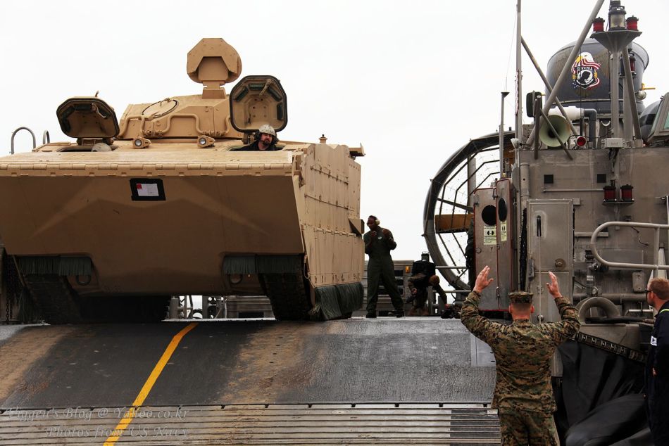 最新型远征战车搭乘气垫登陆船