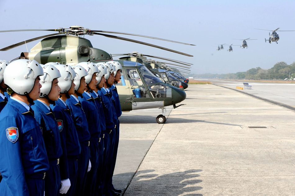 11月25日空军进港编队的直升机在石岗机场上空飞行进入香港