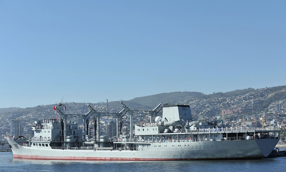 海军舰艇编队"洪泽湖"号远洋综合补给舰缓缓靠岸