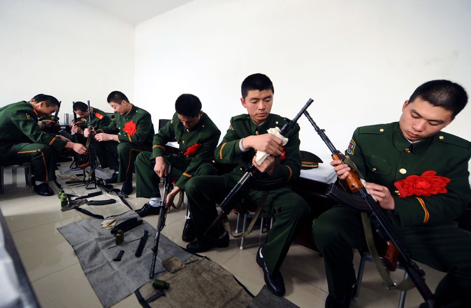 11月22日退伍老兵们最后一次擦枪