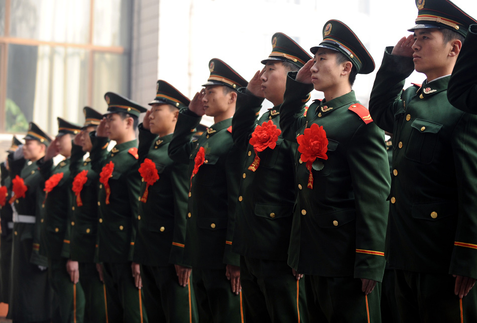 11月22日退伍老兵向哨位敬军礼