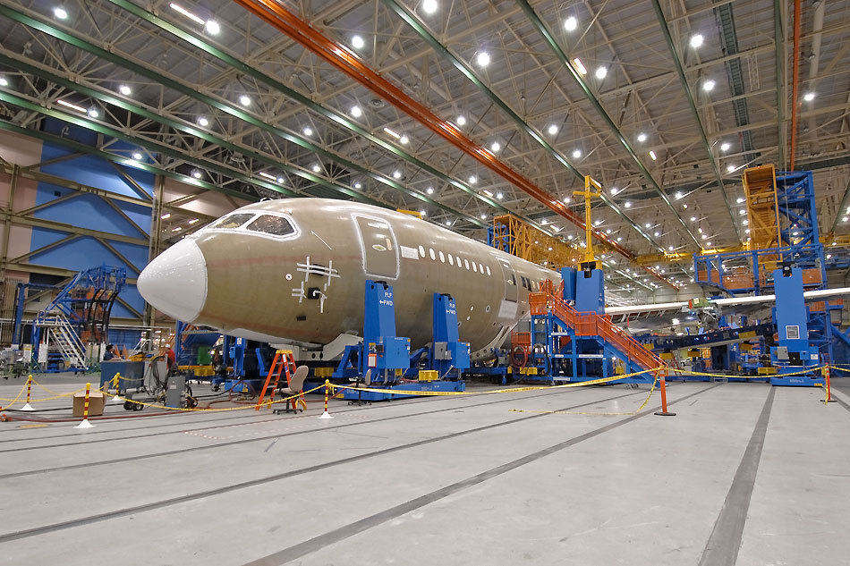 总装厂房中的波音787客机