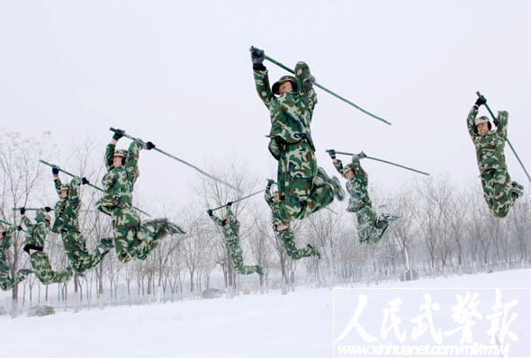 应急棍术 图片来源:人民武警报
